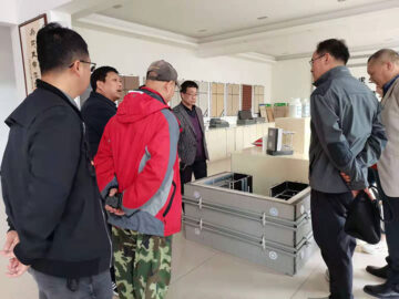 河南省建設(shè)廳科技與標(biāo)準(zhǔn)處康處長(zhǎng)、河南省建筑協(xié)會(huì)段秘書(shū)長(zhǎng)、河南省建筑科學(xué)研究院黃工等一行蒞臨考察